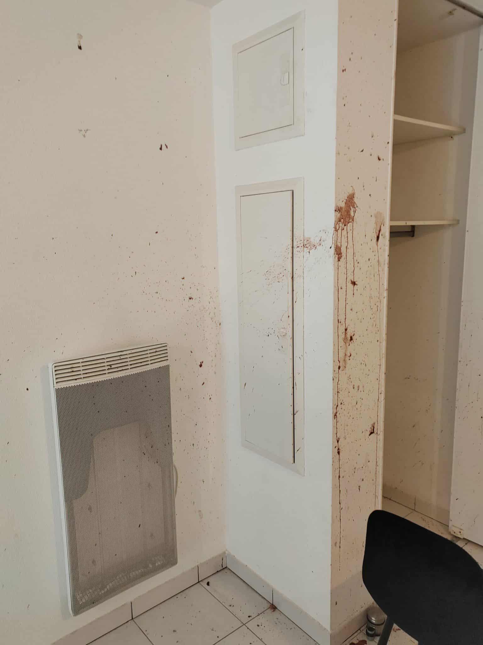 Coin de pièce avec éclaboussures sur les murs